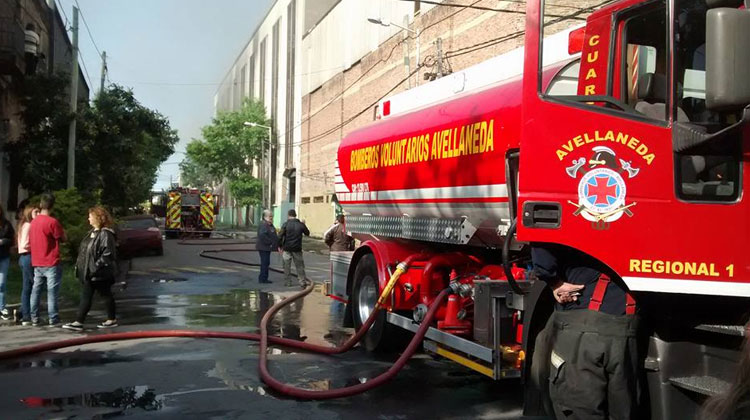 Una fábrica de zapatillas se incendió en Avellaneda