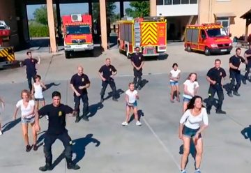 Un grupo de bomberos graba un ‘flashmob’ solidario