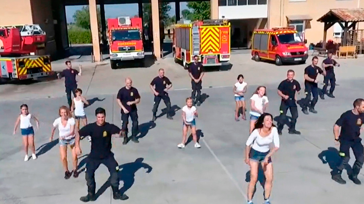 Un grupo de bomberos graba un ‘flashmob’ solidario