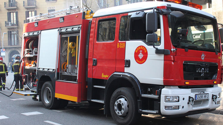 Un vecino y dos bomberos, heridos en el incendio de un aparcamiento