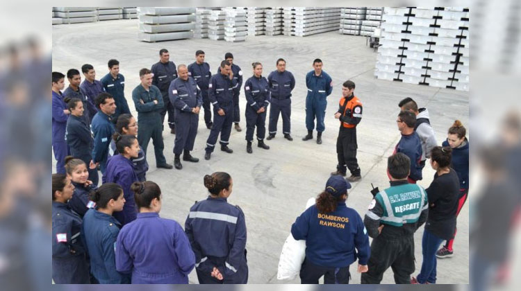 Futuros bomberos hicieron práctica en espacios cerrados