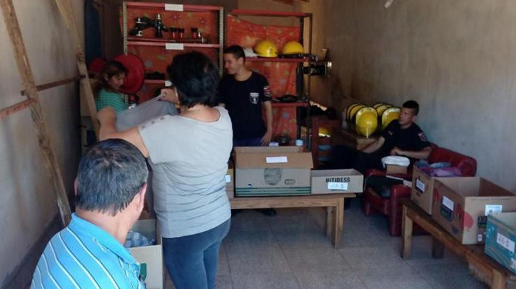 Bomberos venden ropa para juntar fondos y arreglar la autobomba