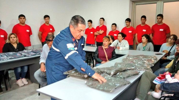 Entregan indumentaria a 13 aspirantes de Bomberos voluntarios
