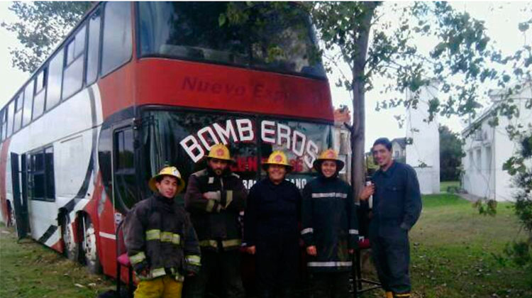 Con una “Huevada” acopian materiales para ayudar a Bomberos