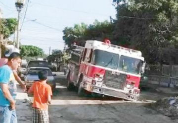 Cae camión de bomberos a un zocavón