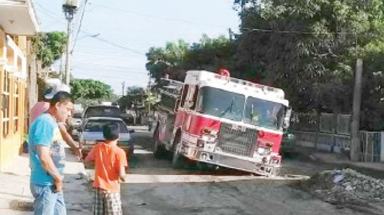 Cae camión de bomberos a un zocavón