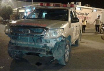 Camioneta de bomberos choca con una moto que se cruzó en rojo