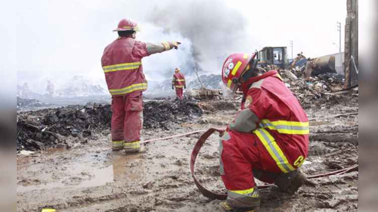 Agreden a bomberos mientras apagaban incendios