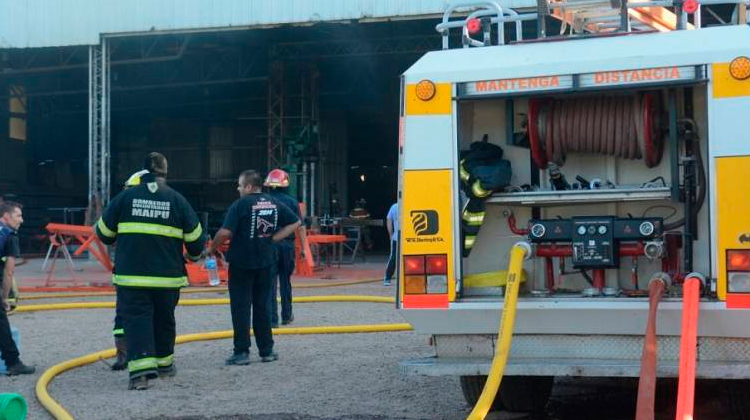 Una fábrica de plástico se incendió en Maipú