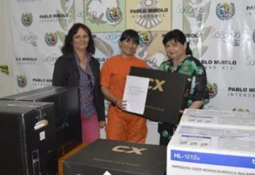 Donan equipos informáticos al Cuerpo de Bomberos de La Banda