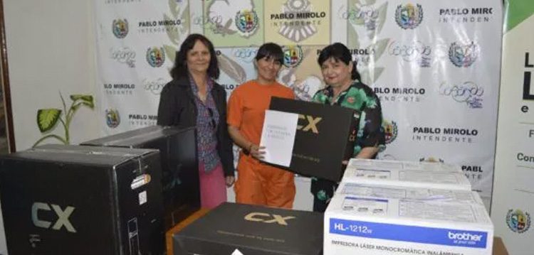 Donan equipos informáticos al Cuerpo de Bomberos de La Banda