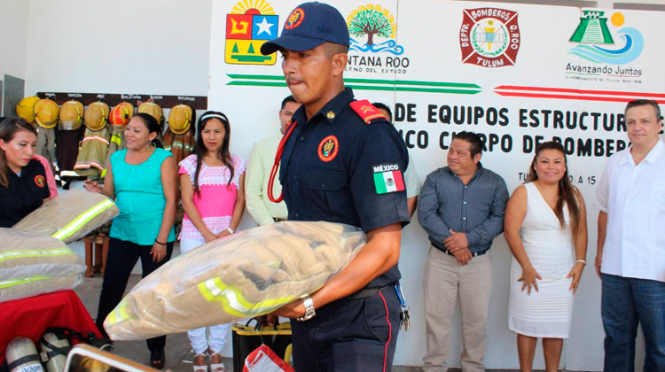 Por primera vez, entregan equipo nuevo a Bomberos