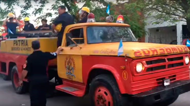 Bomberos presentaron la primer autobomba recibida