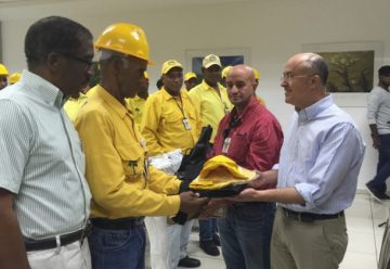 Entrega de equipos de protección personal a bomberos forestales