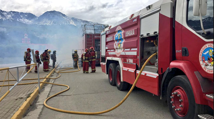 Simulador de incendio capacita a bomberos en Tierra del Fuego