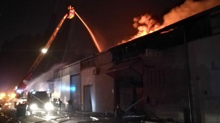 Un bombero herido en el incendio de una nave de fertilizantes