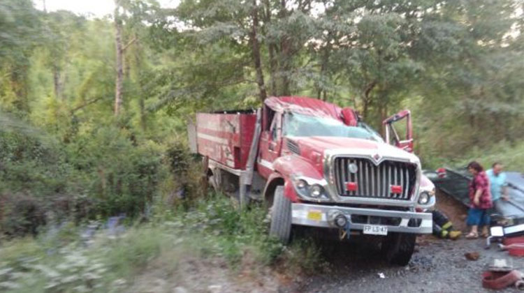 Se recuperan bomberos heridos tras volcamiento de carro