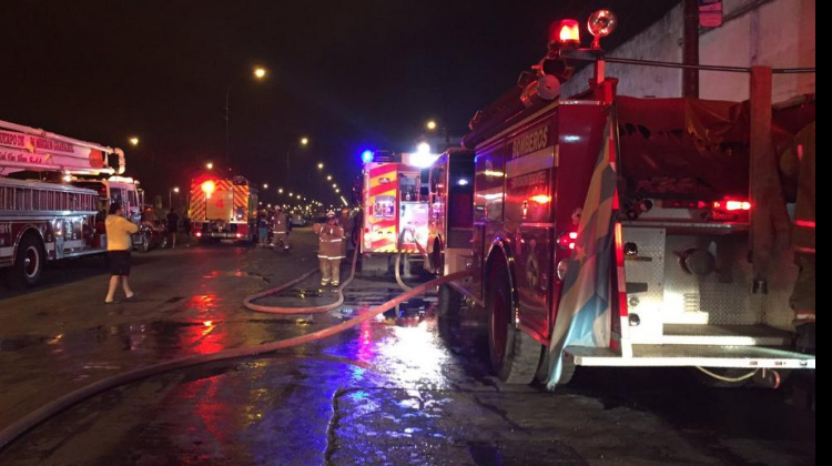 Bomberos controlaron incendio en una recicladora en Guayaquil