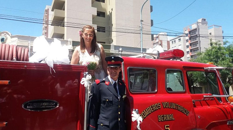 Un bombero y su esposa acudieron en autobomba a su casamiento