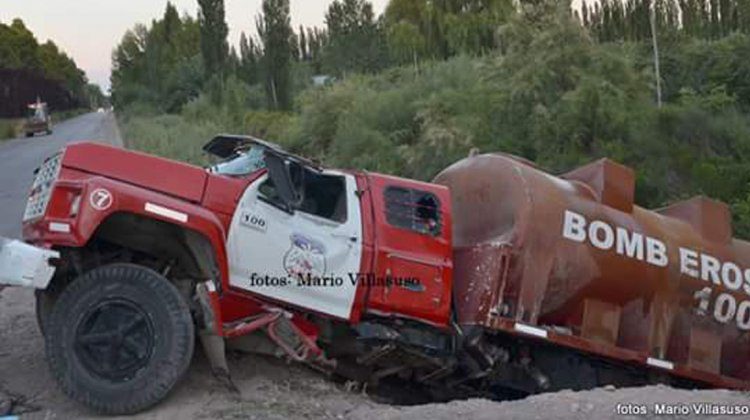 Camión de bomberos se hundió en un precario puente