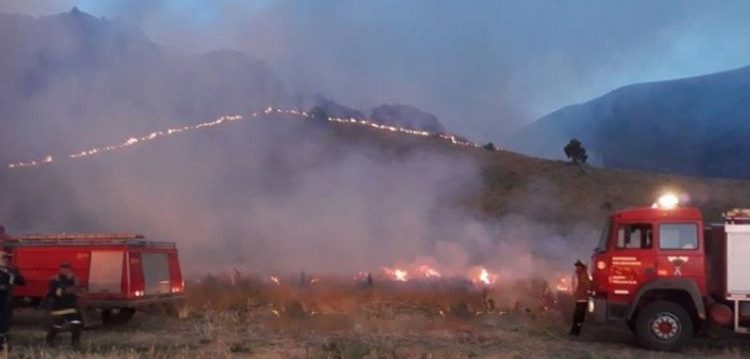 Pasarán la Navidad en las sierras si no logran apagar el incendio