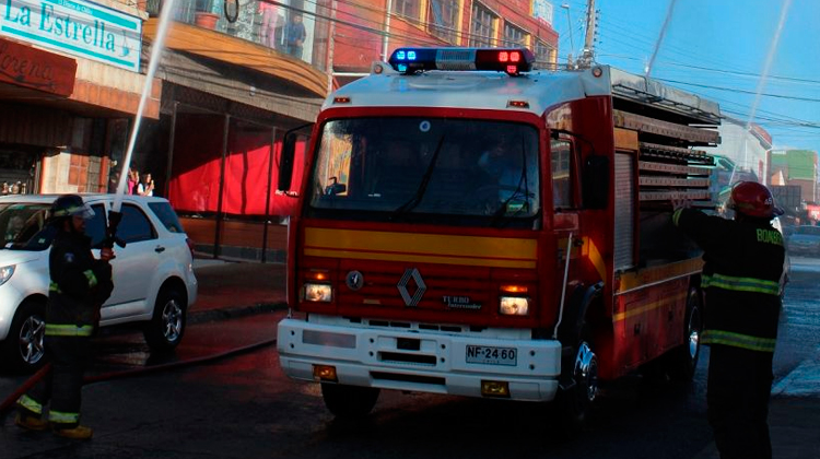 Bomberos suma carro porta escala en Ancud