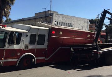 Camión de bomberos y grúa caen a socavón en Tlalpan