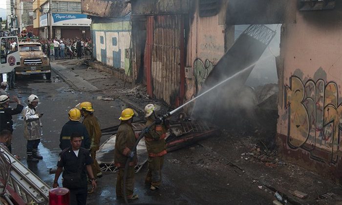 Incendio en Venezuela dejó 8 bomberos heridos