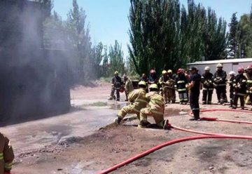 Bomberos juntan fondos para comprar una autobomba