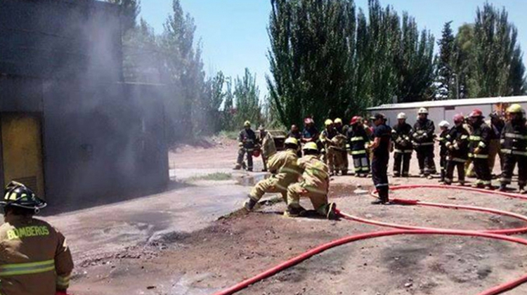 Bomberos juntan fondos para comprar una autobomba