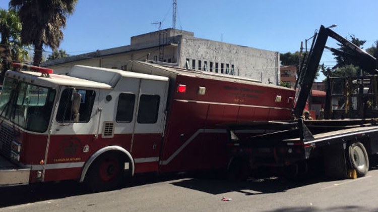 Camión de bomberos y grúa caen a socavón en Tlalpan