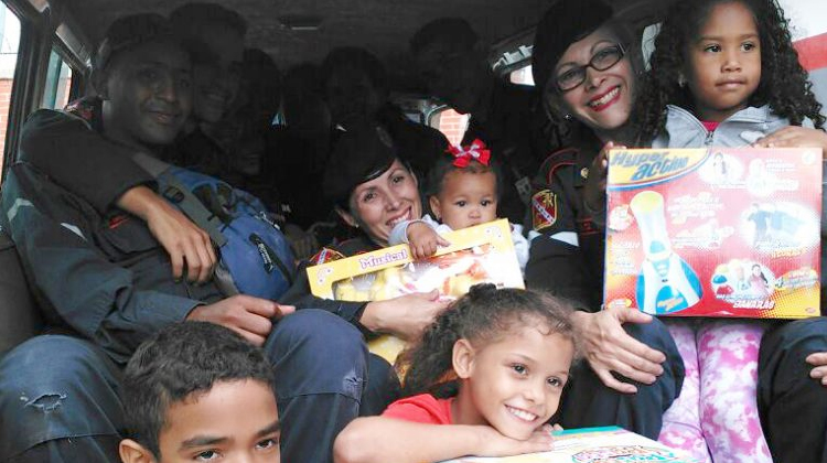 Bomberos entregaron juguetes a niños en situación de refugio