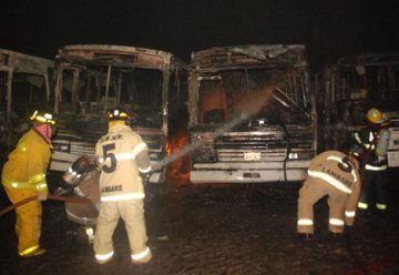 Incendio consume 7 colectivos en Lambaré