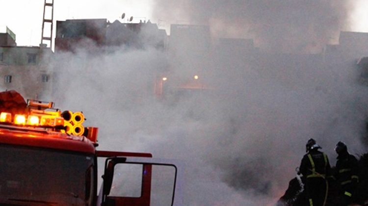Apedrean a los bomberos al acudir a extinguir un incendio