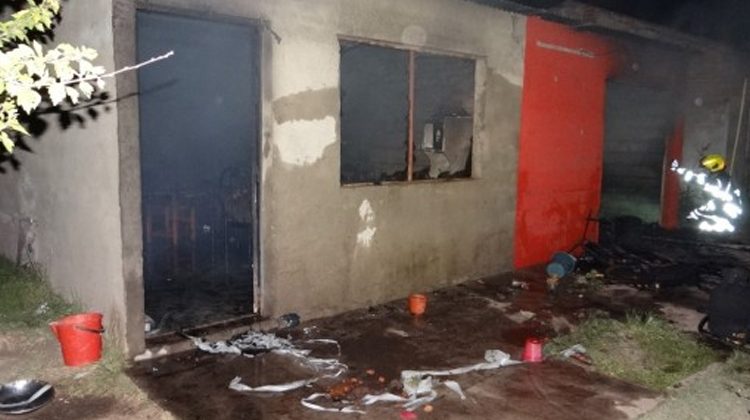 Bomberos y policías fueron agredidos en el barrio Mayor López