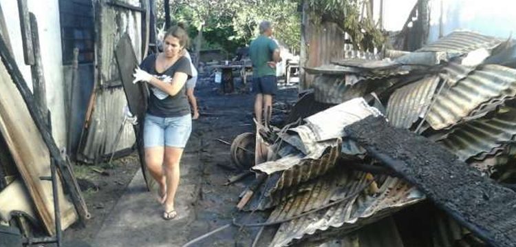 Dos bomberos heridos en incendio de una carpintería en zona norte
