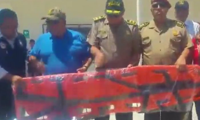 Entregan implementos a compañía de bomberos