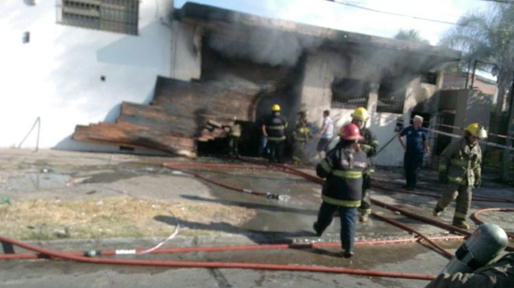 Incendio en un galpón deja dos bomberos heridos