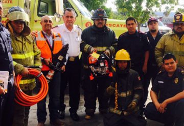 Reciben Bomberos de La Paz equipo de rescate vehicular