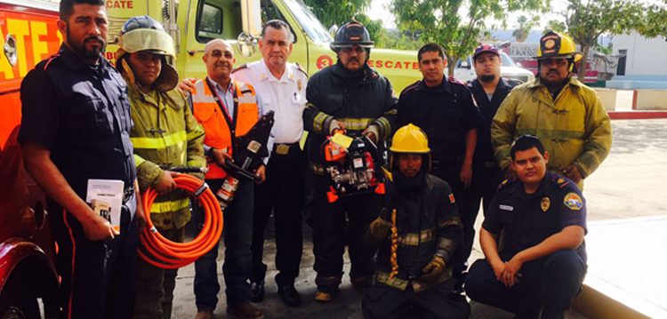 Reciben Bomberos de La Paz equipo de rescate vehicular