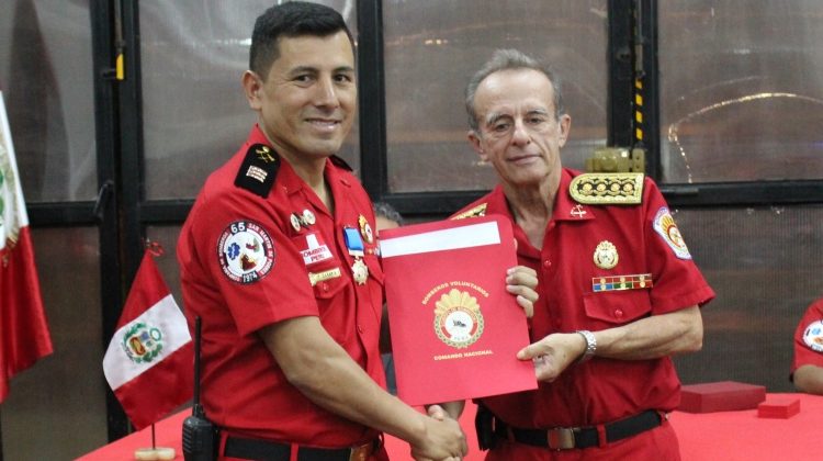 Condecoran a bombero Peruano por actuacion en tragedia aerea en Colombia