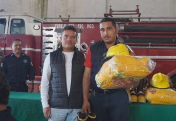 Entregan equipo de protección a bomberos de Tepeji