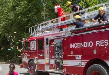 Papá Noel y los bomberos regalaron más de 1400 kilos de caramelos