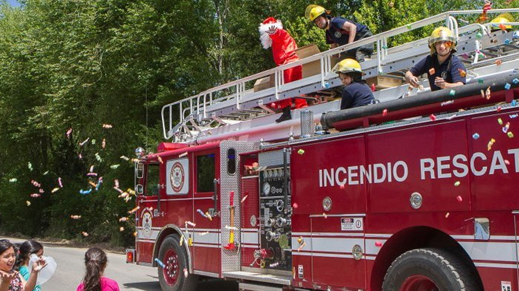 Papá Noel y los bomberos regalaron más de 1400 kilos de caramelos
