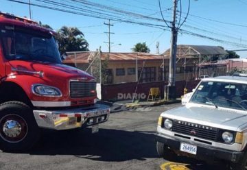 Vehículo impide salida de unidad de Bomberos