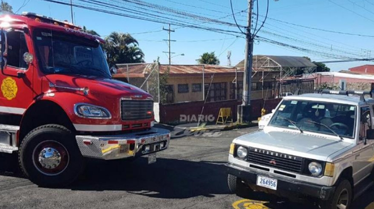 Vehículo impide salida de unidad de Bomberos