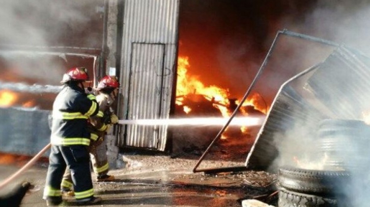 Voraz incendio en una papelera de Bernal