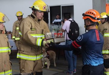 Bomberos reciben equipos de rescate y atención de emergencias