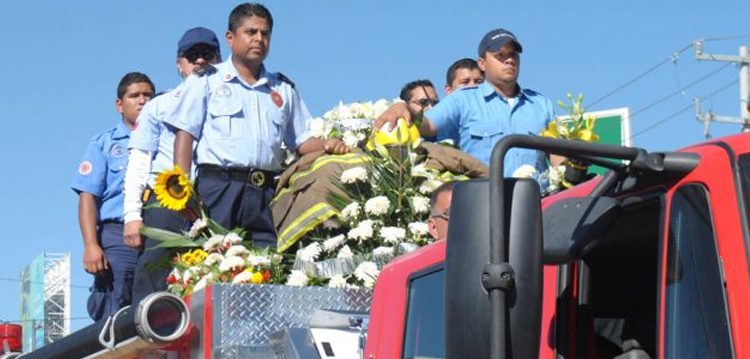 Despiden bomberos con honores a paramédico