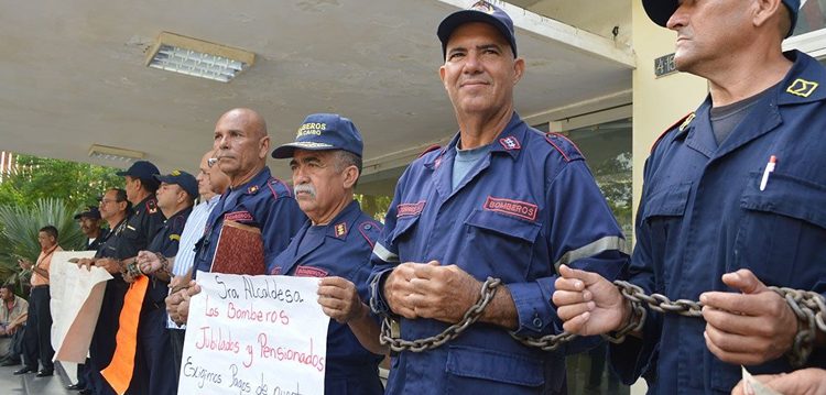 Bomberos se encadenan exigiendo derechos laborales